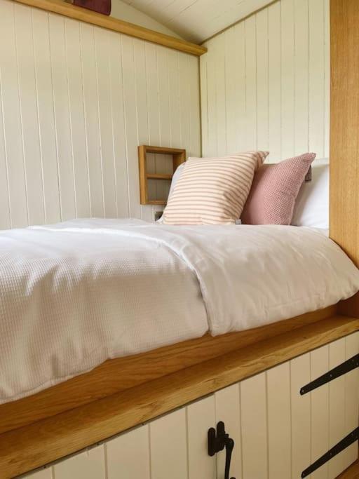 The Hereford Hut, Charming 1 Bedroom Shepherds Hut Callow Экстерьер фото