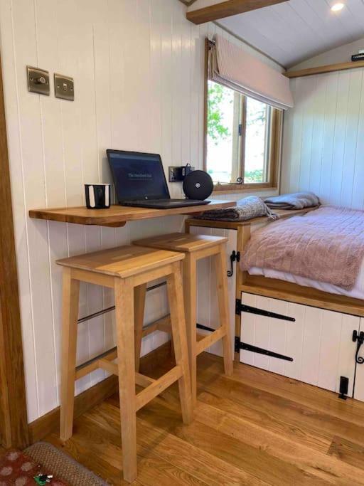 The Hereford Hut, Charming 1 Bedroom Shepherds Hut Callow Экстерьер фото