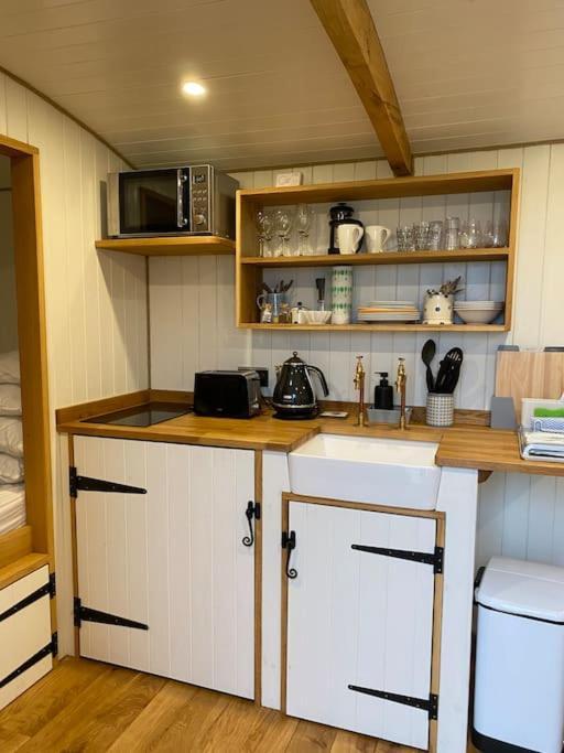 The Hereford Hut, Charming 1 Bedroom Shepherds Hut Callow Экстерьер фото