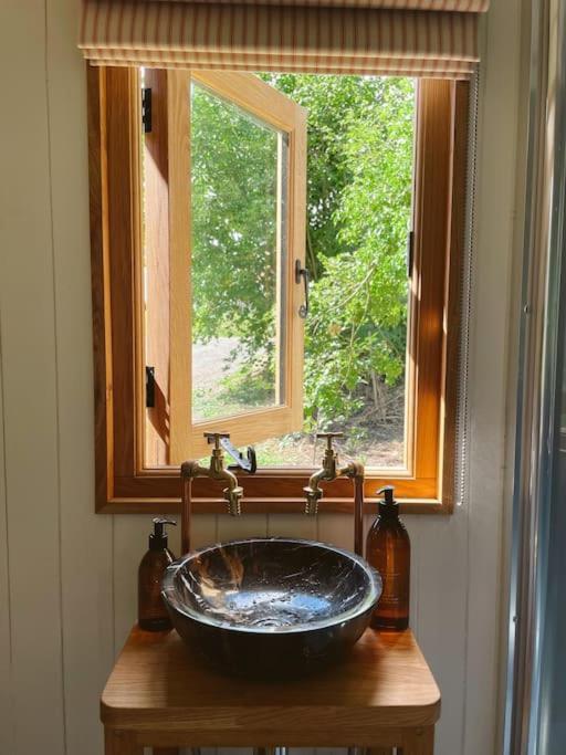 The Hereford Hut, Charming 1 Bedroom Shepherds Hut Callow Экстерьер фото